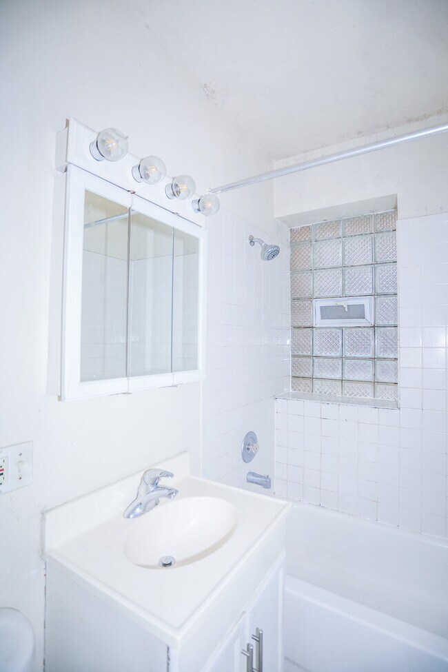 Building Photo - 2958 N Seeley Ave