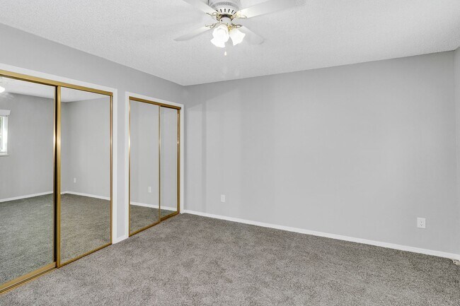 Building Photo - 466 1/2 Carson Lake Dr