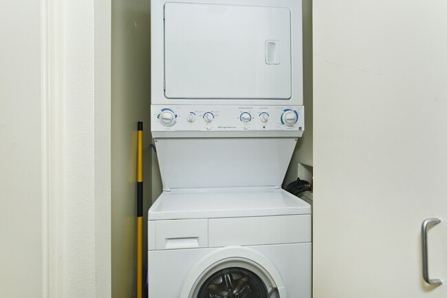 Building Photo - Convenience in the Heart of Honolulu!!