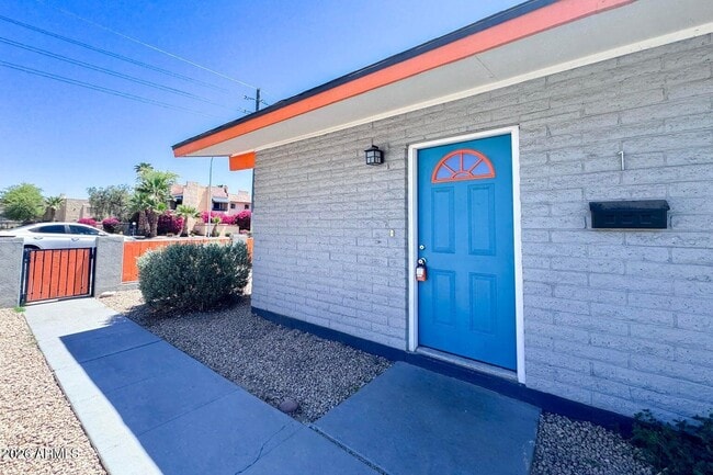 Building Photo - 1118 S McClintock Dr