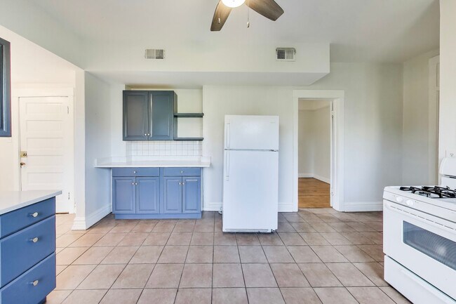 Building Photo - 2164 N Oakley Ave