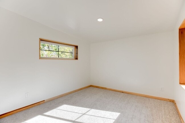 Building Photo - Gorgeous 2 bed, 2 bath 1 garage home in Li...