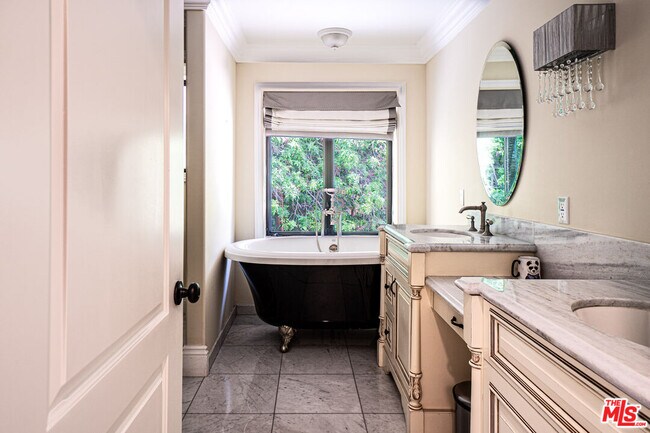 Building Photo - 1312 Via Zumaya