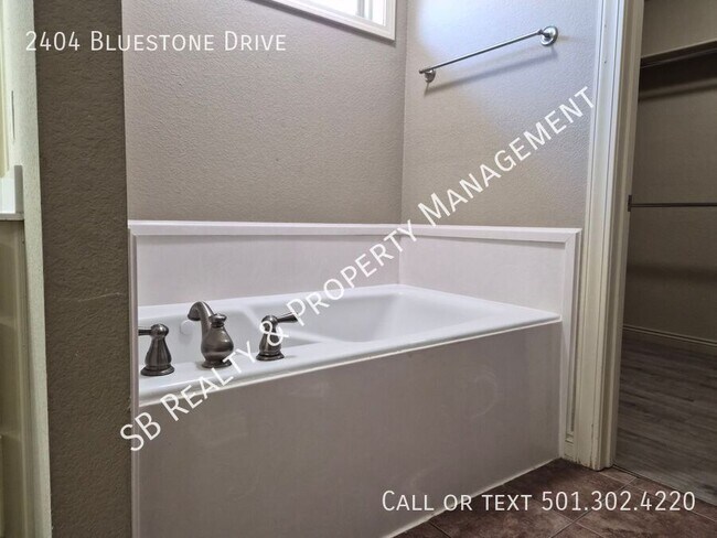 Building Photo - 2404 Bluestone Dr