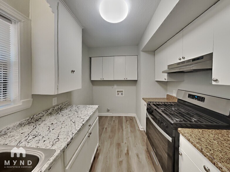 Building Photo - 3862 Meadowbrook Dr
