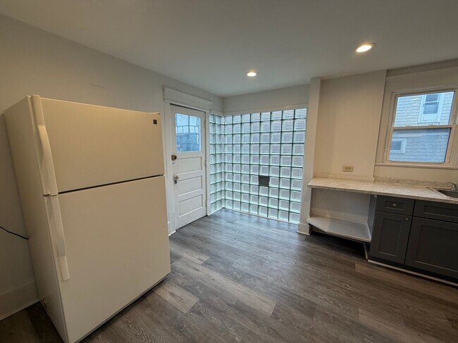 Building Photo - 53 Metlin Ave