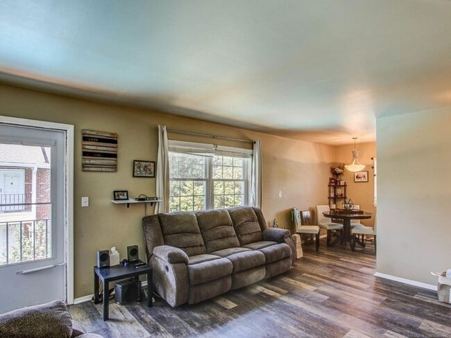 Building Photo - 2 Bed / 2 Bath Condo On Riverside!