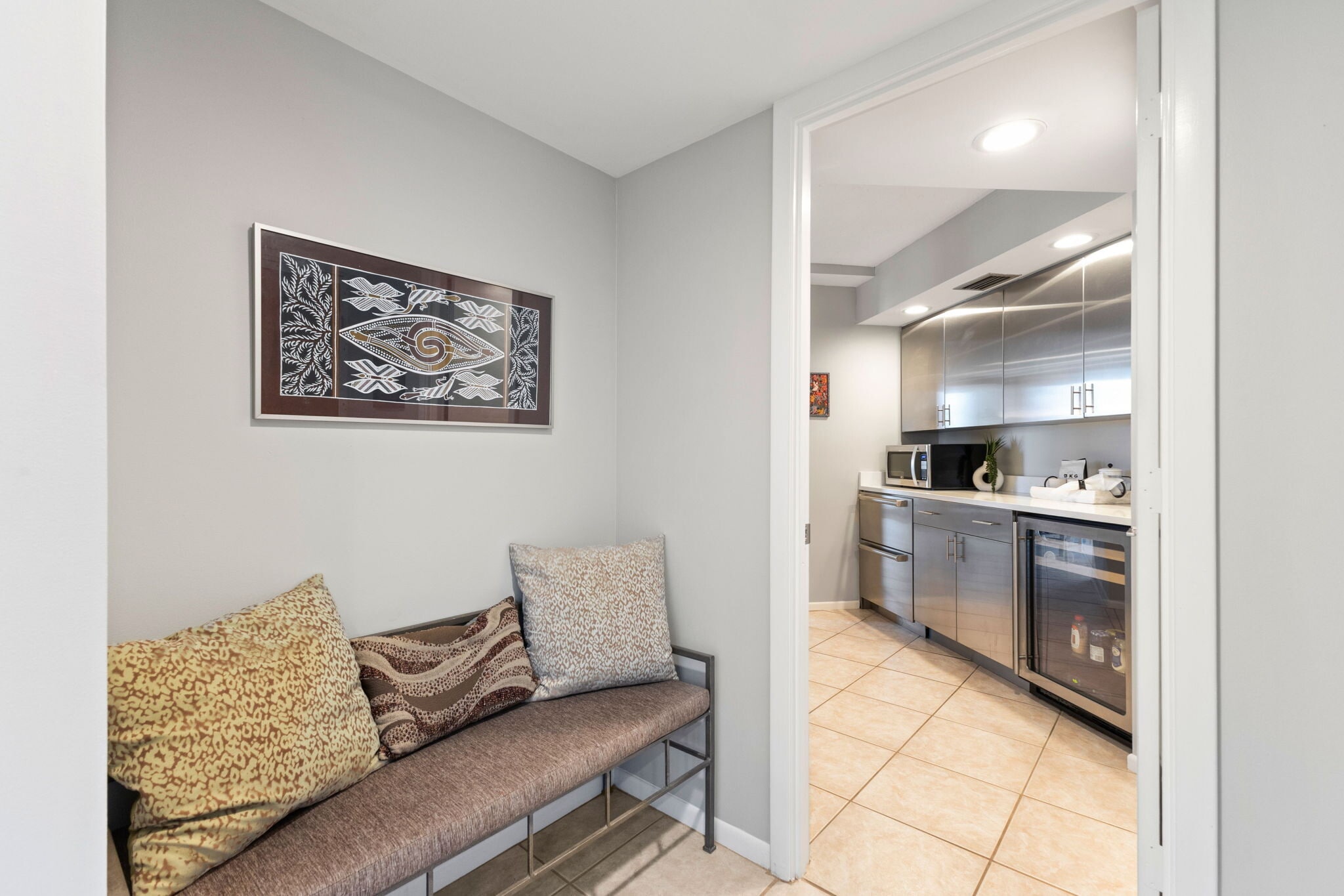 Living area/kitchen - 1111 N Gulfstream Ave