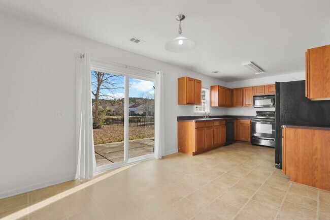 Building Photo - 3 Bedroom 2.5 bath home with 2 car garage located in Shadow Moss