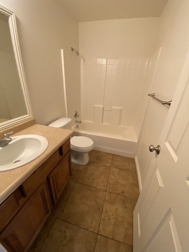 Building Photo - "Charming 3-Bed Townhouse in St. George – ...