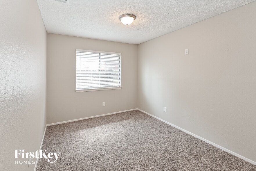 Building Photo - 8222 Streamside Dr