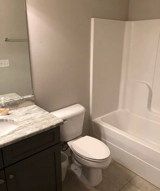 Building Photo - 4 bed/4.5 Bath