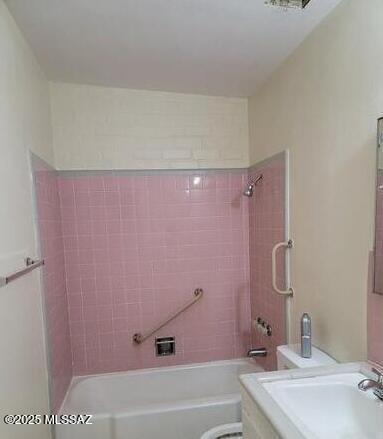 Building Photo - 425 E Delano St