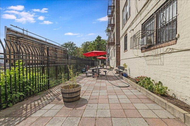Building Photo - 108 Palisade Ave