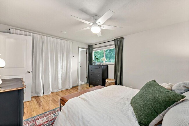 Building Photo - Spacious 4 Bed Lakewood Home w/ 2 Kitchens...