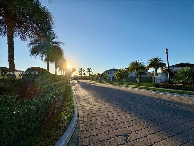 Building Photo - 1020 SE 26th Ter