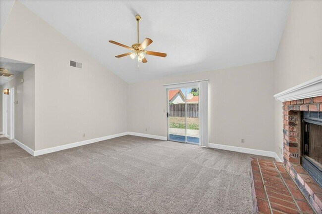 Building Photo - Nicely Remodeled North Fresno 3/2