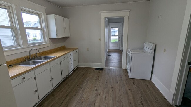 Building Photo - Charming Home for Rent in Scenic Canton: Y...