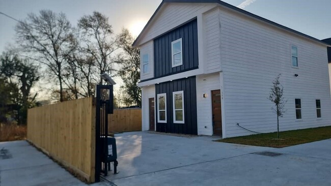 Building Photo - 5130 Clover St
