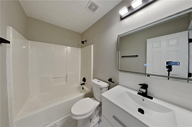 Building Photo - 1719 Silverchase Dr SW