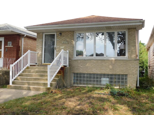 Building Photo - Located in Chicago’s desirable Mount Greenwood neighborhood