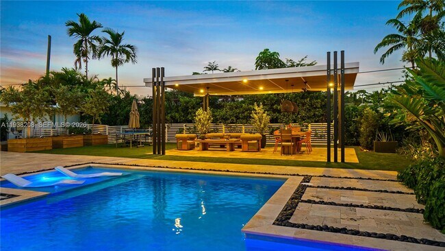 Building Photo - 1201 NE 85th St