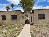 Building Photo - 916 N Pueblo Dr