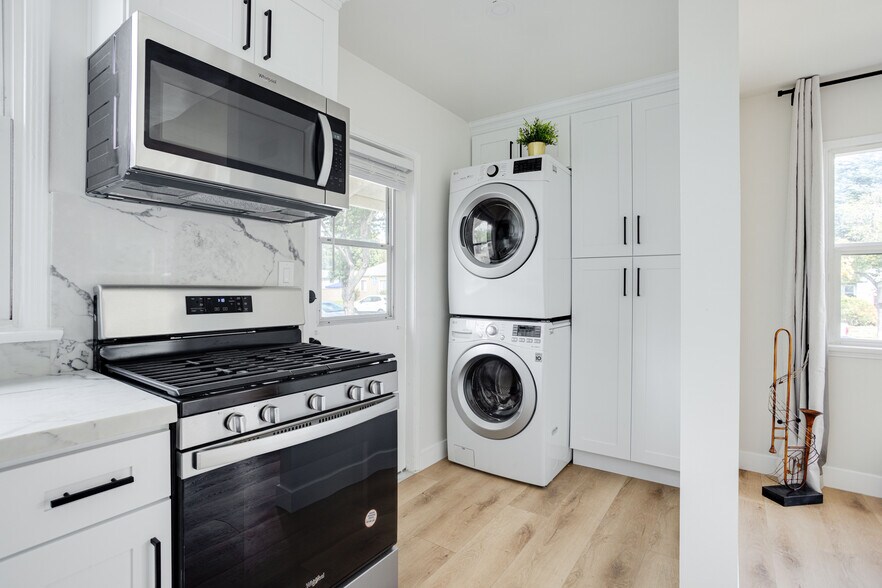 Building Photo - 617 N Rosemary Ln