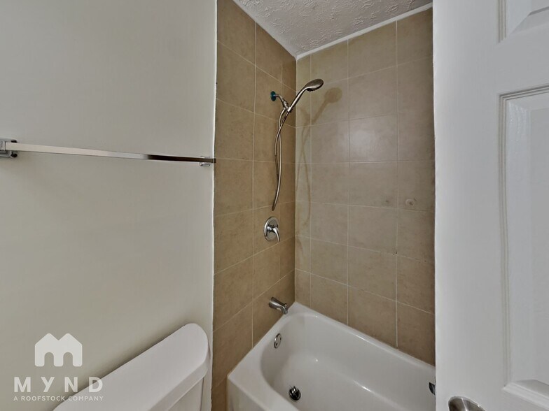 Building Photo - 605 Cedar Ave NW