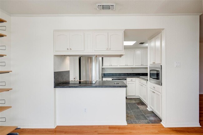Building Photo - 1510 W N Loop Blvd