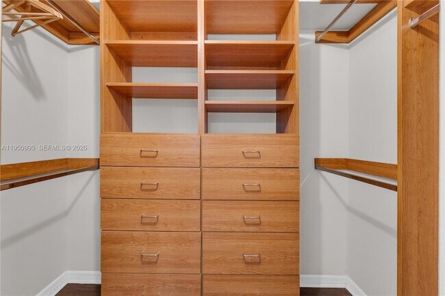 Building Photo - 2945 NE 185th St