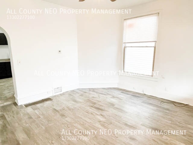 Building Photo - 1852 W 45th St