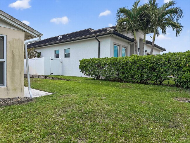 Building Photo - Discover the perfect Naples Park rental just minutes from the beach.