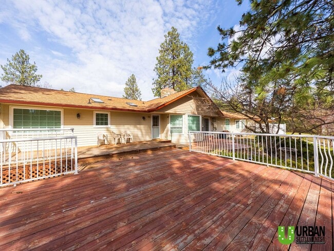 Building Photo - Spacious Glenrose Retreat | 3 Bed + Shop + Private Wooded Setting