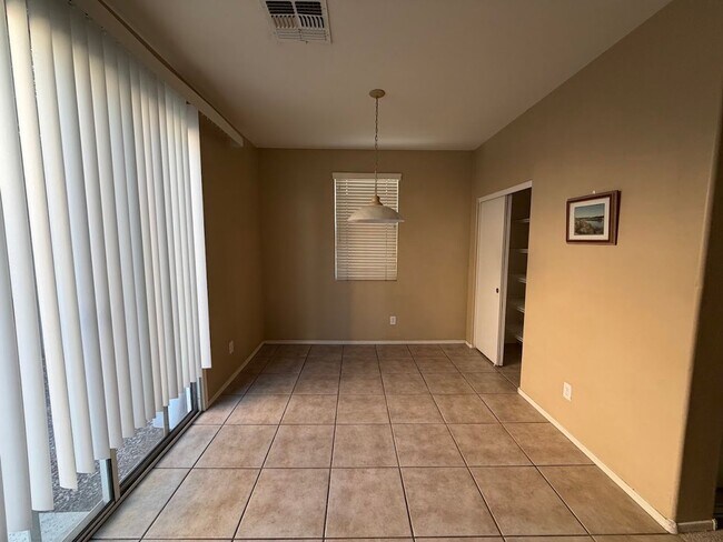 Building Photo - Beautiful Home for Rent in Phoenix! **NEW CARPET**