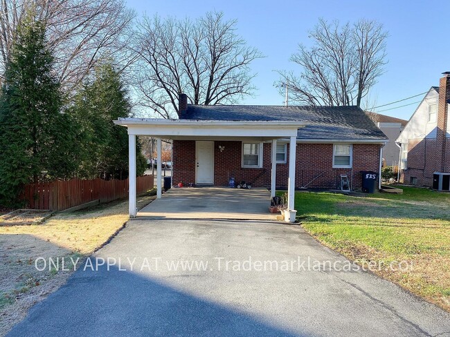 Building Photo - 525 Hilton Dr