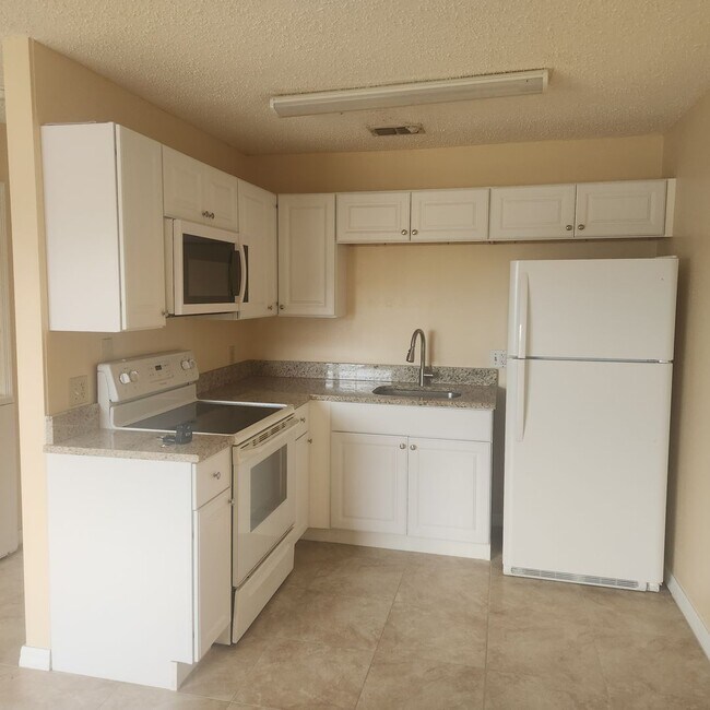 Building Photo - 1 bedroom 1 bath washer /Dryer included