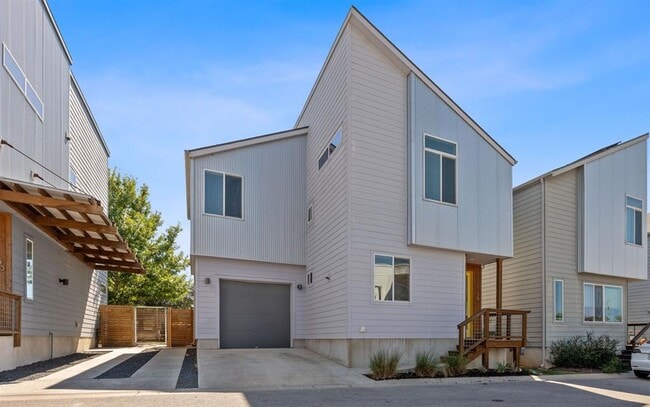Building Photo - 801 N Bluff Dr