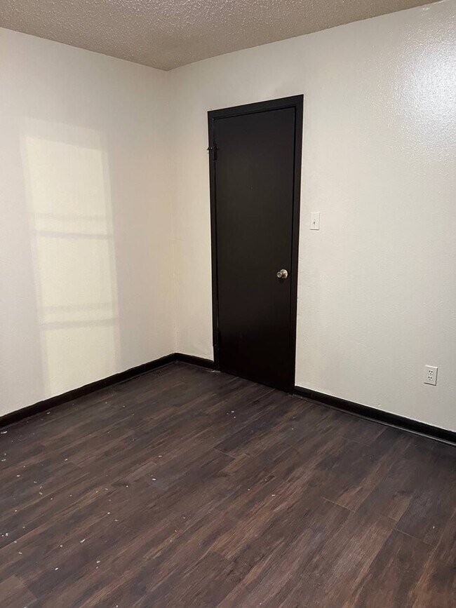 Building Photo - 2150 N Sherwood Forest Dr