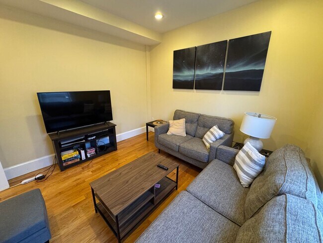 Building Photo - Awesome 6 bed 3.5 bath in Somerville...