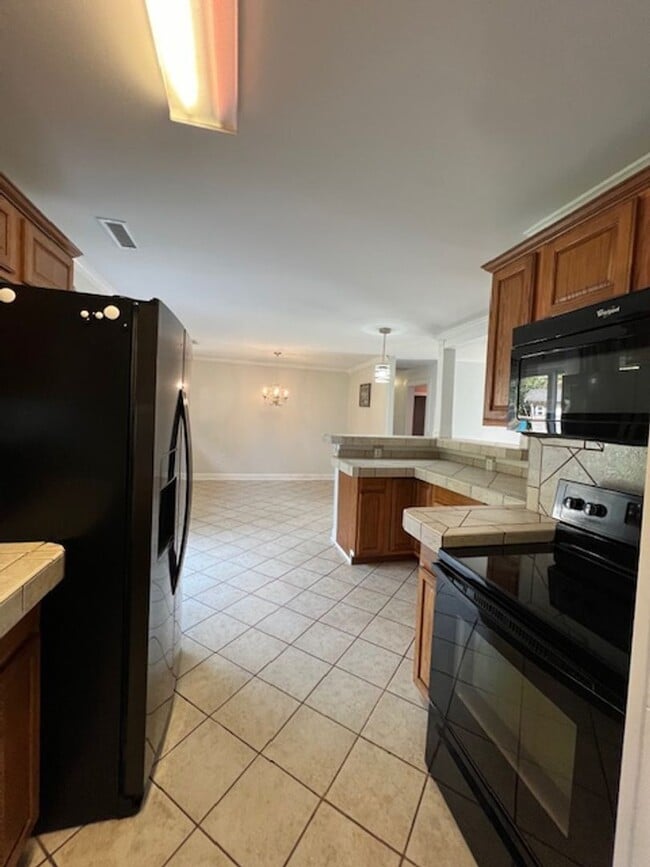 Building Photo - 3 Bedroom 3 Full Bath on 2 Acres