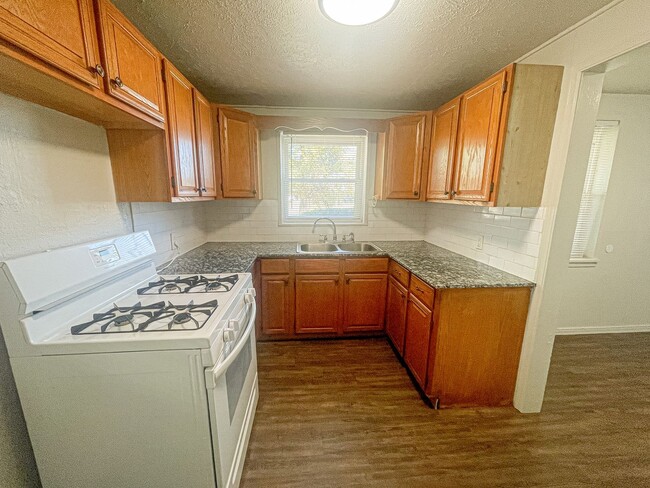 Building Photo - Updated 2 Bed Home with Garage, Huge Yard & Storage in Del City