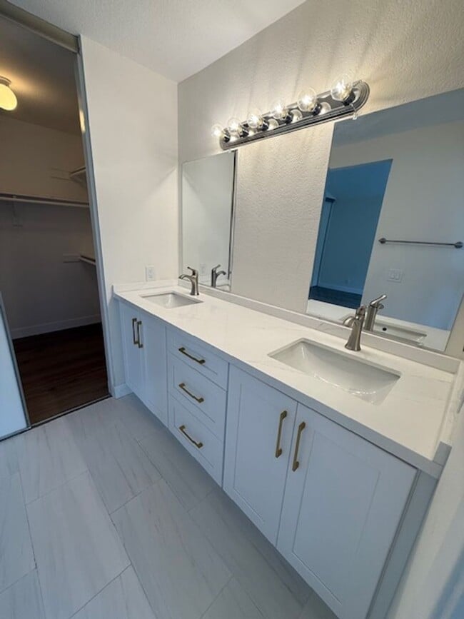 Building Photo - Updated 3 Bedroom Detached Home in Woodbri...