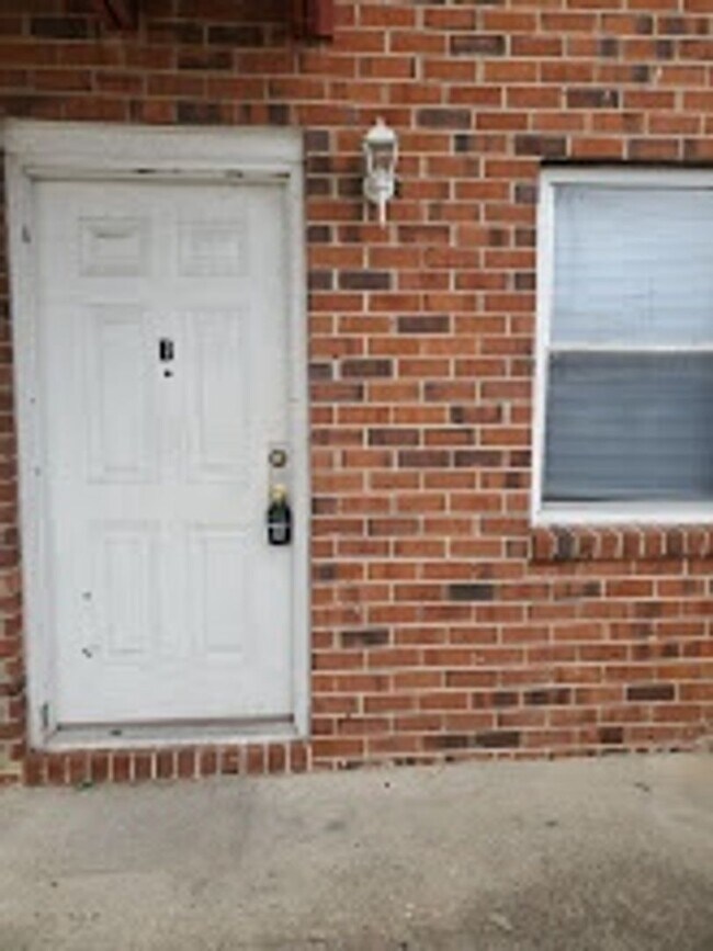 Building Photo - Must See Two Bedroom in Central Norfolk