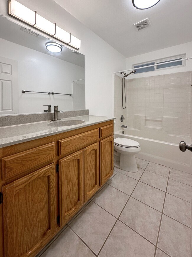 Building Photo - 1240 W Mariposa Ave