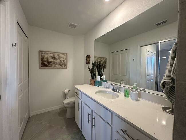 Building Photo - "Spacious 3-Bed with 2 Baths Condo in Prime Venice Location"