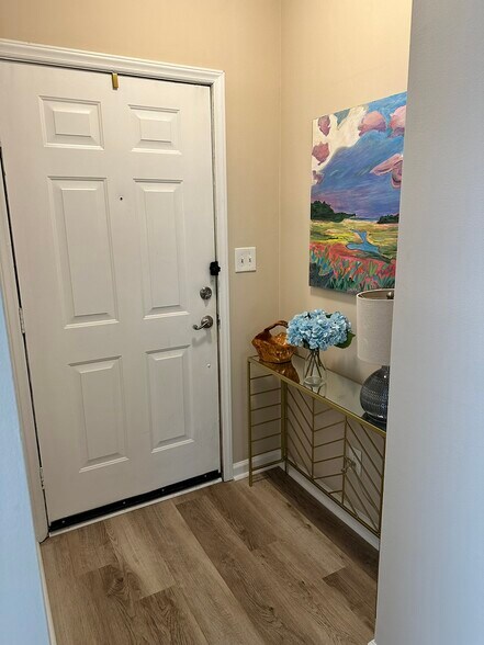 Foyer - 301 Queens Rd