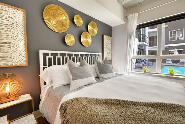 Building Photo - Walkable Living in Montrose - 1 Month Free!
