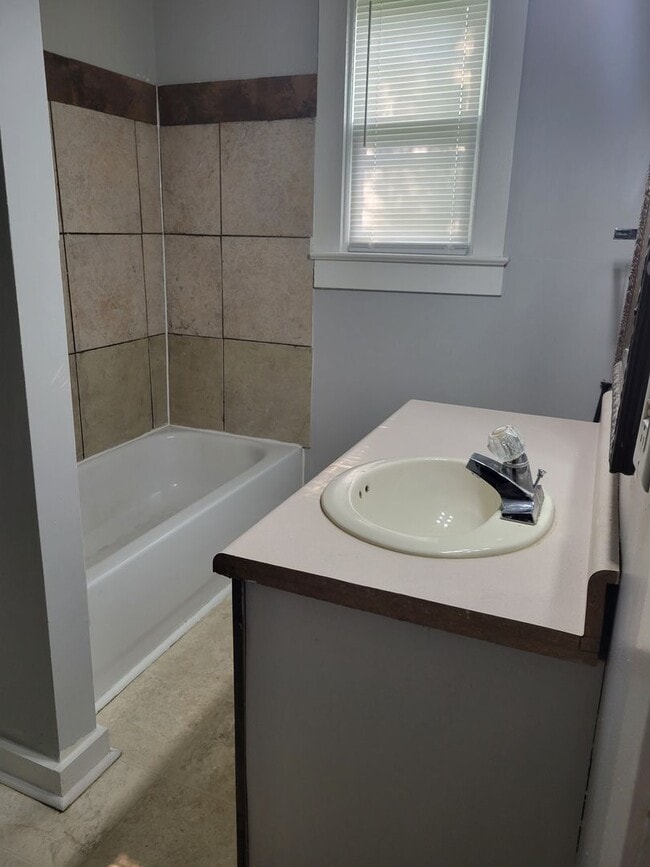 Building Photo - NEW LISTING!! 3 Bedroom 1 Bath