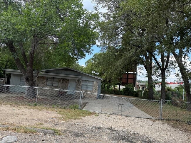 Building Photo - 706 Wren Ave